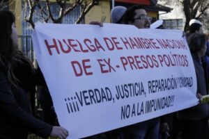 Pequeña manifestación en medio del desfile por el 21 de Mayo