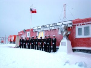 La Antártica celebra Glorias Navales bajo una fuerte tormenta de viento y nieve