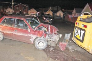 Conductor impactó su auto  contra maquinaria y lo abandonó