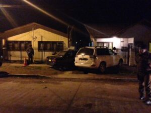 Conductor que guiaba un colectivo robado pasó a chocar dos vehículos estacionados