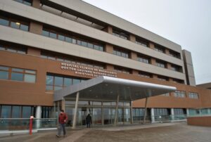 Milagrosa salvada de menor que cayó desde 2 metros
