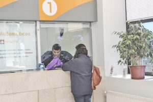 Paro de empresas de seguridad obliga a banco a abrir sus puertas en sábado
