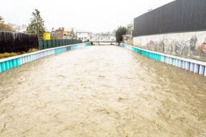 Alerta Roja: lluvias dejan casas inundadas, calles anegadas y aumenta el caudal del río