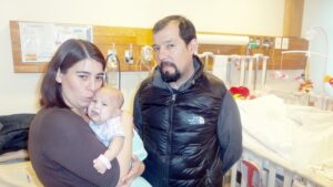 Padres de bebé que permanece internada desde que nació acusan negligencia de médica