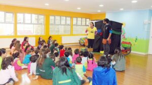 Titiriteros en bicicleta fomentan la lectura entre los niños