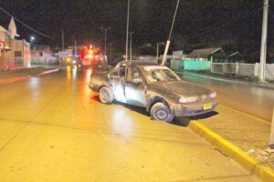 Menor de 16 años guiaba un auto robado y chocó contra un poste del alumbrado público