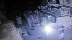 Cámara de vigilancia de botillería registró a sujetos que perpetraron robo