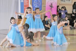 Bailarinas se esfuerzan por asistir a certamen de danza