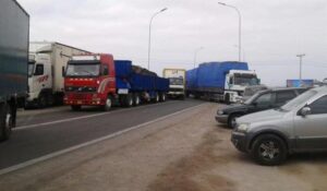 Camioneros bloquean paso fronterizo con Perú molestos por paro de Aduanas