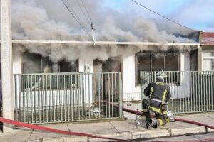 Incendio destruyó vivienda y dejó dos personas damnificadas