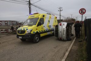 Ocupantes de auto resultaron ilesos tras volcamiento