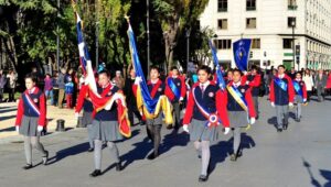 Alumnos de la Escuela Pedro Pablo Lemaitre y la FaCh participaron en desfile dominical