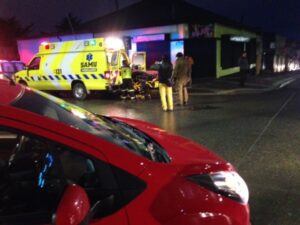 Céntrica colisión entre dos vehículos particulares terminó con una mujer atropellada