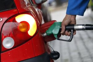 Bencinas subirían $ 1 por litro el próximo jueves