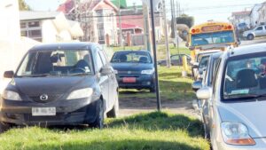 La mala y costosa costumbre de estacionar vehículos sobre las veredas y salidas de autos