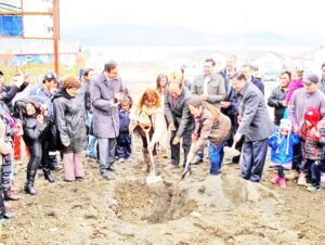 Tras seis años se volvió a poner primera piedra en Williams para un conjunto habitacional