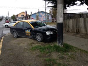Daños de consideración en colisión entre un taxi y un vehículo partícular