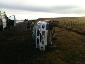 Dos funcionarios de la PDI resultaron lesionados en volcamiento en Tierra del Fuego