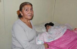 Alcalde Emilio Bocazzi visitó, en su domicilio a joven postrada