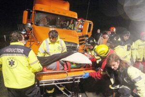 Colisión entre camión y jeep dejó dos lesionados
