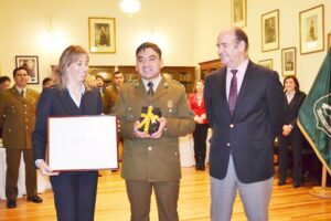Carabinero que salvó vida de joven recibió reconocimiento entregado por entidad bancaria