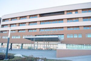 Hombre atropelló a mujer, la dejó en el hospital y se fugó