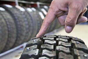 Aparición de primeras escarchas incrementa instalación de neumáticos con clavos