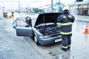 En llamas encontraron  auto robado de madrugada