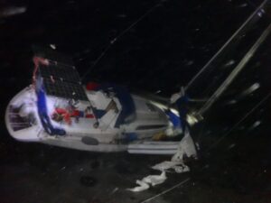 Armada socorrió a tripulación de yate brasileño que varó en las cercanías de Porvenir