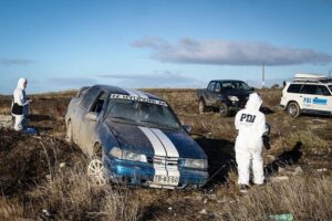 Con daños y piezas faltantes fue encontrado auto robado el jueves