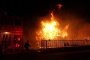 Voraz incendio afecta a dos viviendas en el Cerro de la Cruz