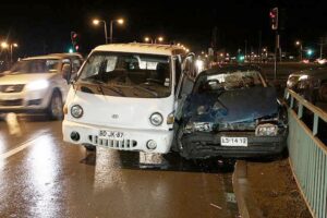 Chofer de camión grave tras colisión en Avenida Bulnes