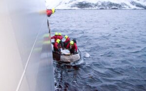 Armada rescató lancha que se encontraba a la deriva