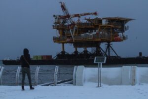 Barcaza se desamarró del puerto con plataforma a bordo