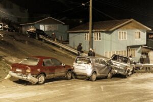 Calle con pendiente y escarcha provocó colisión en cadena en Pérez de Arce