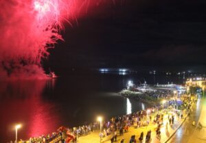 Natales despidió los festejos del aniversario 104 con fuegos artificiales