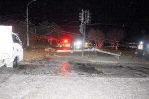 Conductor ebrio chocó poste y causó millonarios daños