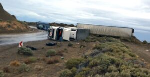 En “Punta Peligro”, Argentina, volcó camionero que viajaba a Punta Arenas