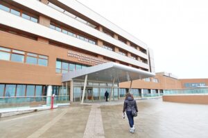 Familia acusa negligencia tras muerte de mujer