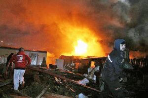 Adultos mayores lo pierden todo en incendio que destruyó su hogar
