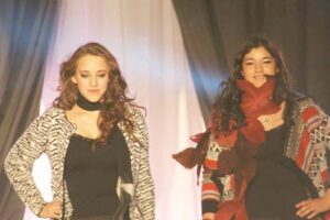 En gran desfile de modas se presentaron las candidatas a reina de Porvenir