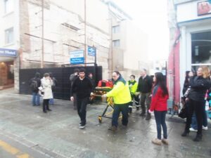 Trabajador sufrió múltiples lesiones al caer de un andamio desde seis metros de altura