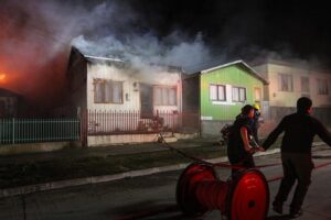 Tres viviendas dañadas dejó incendio en el Cerro de la Cruz