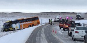 Cinco personas lesionadas en choque frontal de bus de pasajeros argentino con minibus chileno