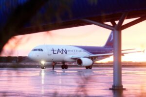 Un vuelo desviado y retrasos dejó primer atisbo de nieve en aeropuerto
