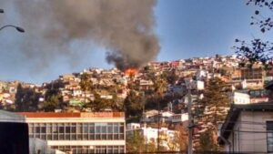 Adulto mayor resultó lesionado tras incendio que afecta a casas del cerro El Litre en Valparaíso