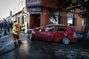 Colisión de alto impacto deja seis lesionados en Avenida Bulnes con Maipú