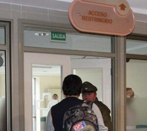 Hombre atacado por mujeres dejó la UCI