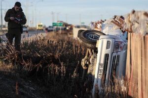 Conductora lesionada tras volcar su camioneta