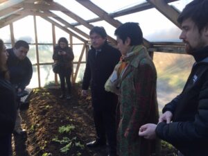 Ministro Barraza visitó huerto comunitario del Centro de Día